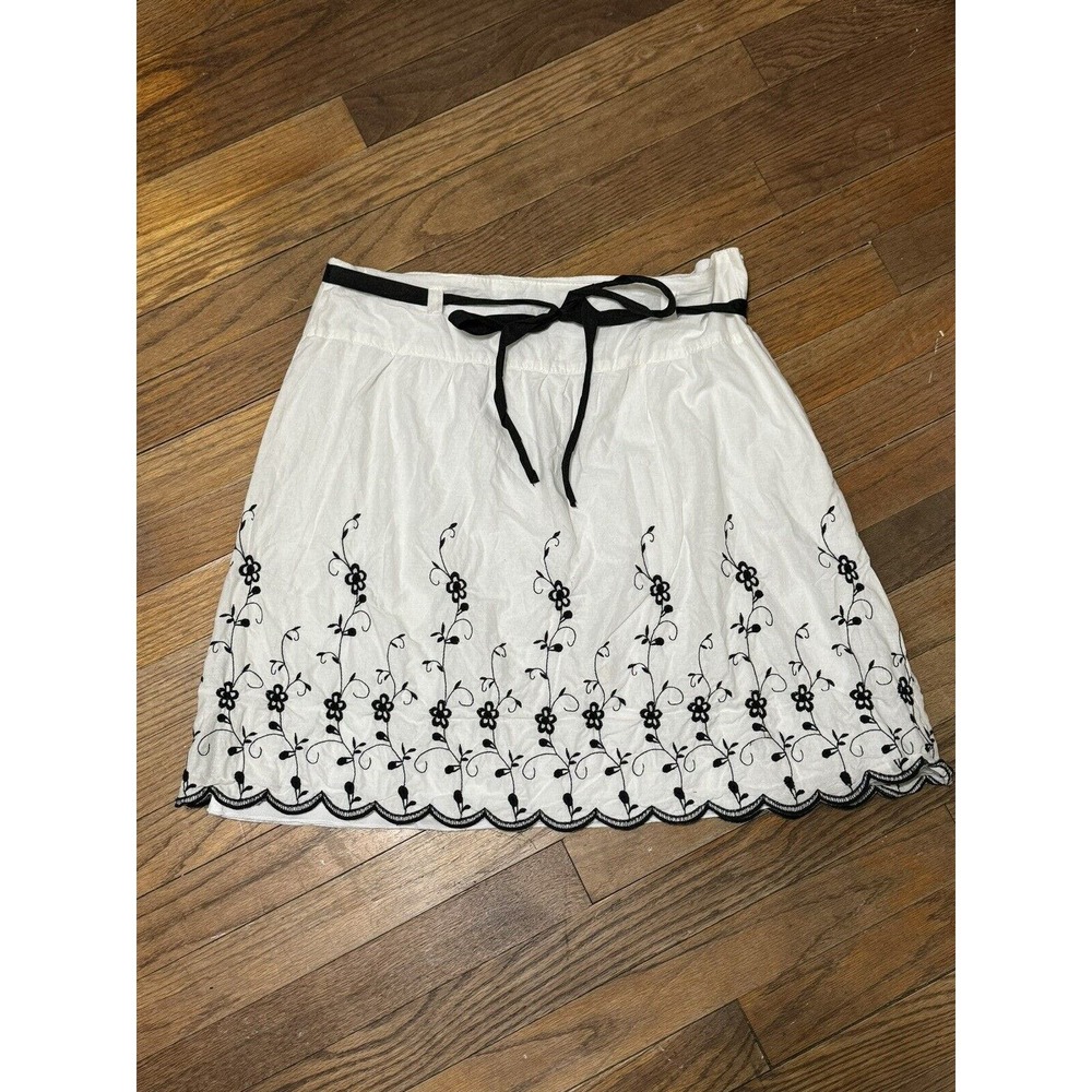 Wrapper Skirt‎ Womens Size 11 White Black Floral Embroidered Lined Scalloped Hem